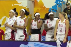 这肌肉线条也是杠杠的！雷霆赢球后，麦凯恩更衣室就开始跳起舞来